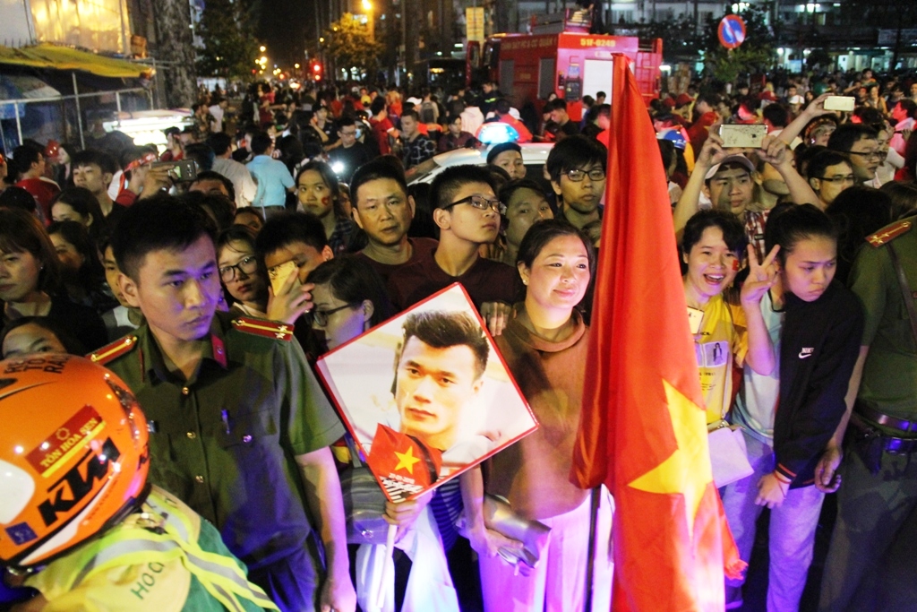 Ngàn người hâm mộ xếp hàng hai bên đường chào “soái ca” U23 VN Ngàn người hâm mộ xếp hàng hai bên đường chào “soái ca” U23 VN