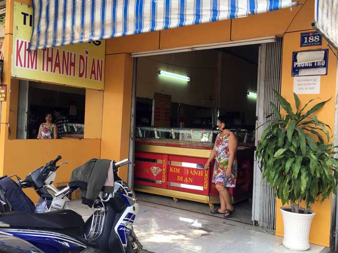 Vụ cướp tiệm vàng ở Bình Dương: Lộ mặt nghi phạm Vụ cướp tiệm vàng ở Bình Dương: Lộ mặt nghi phạm