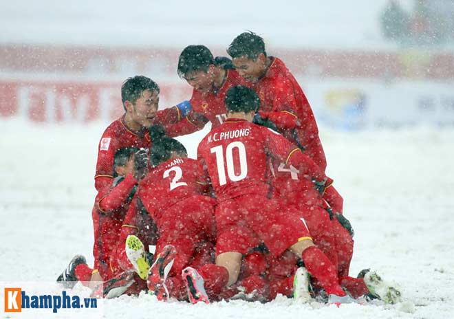 U23 Việt Nam giờ như showbiz: Vui quá, đừng quên “ao làng” chưa bơi qua - 2