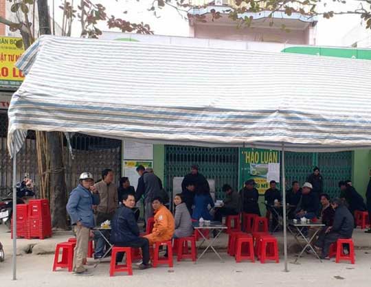 Vác dao kiếm tới nhà hò hét, chửi bới rồi chém chết người Vác dao kiếm tới nhà hò hét, chửi bới rồi chém chết người