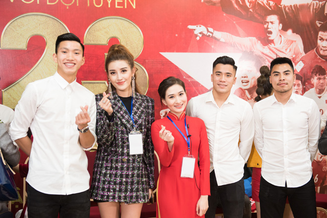 Huyền My khiến tuyển U23 Việt Nam ngại ngùng khi chụp hình Huyền My khiến tuyển U23 Việt Nam ngại ngùng khi chụp hình