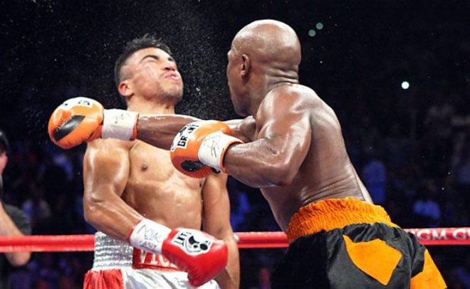 Bê bối thắng "bẩn" của Mayweather: "Chuông reo" vẫn đấm, trọng tài gật đầu Bê bối thắng "bẩn" của Mayweather: "Chuông reo" vẫn đấm, trọng tài gật đầu