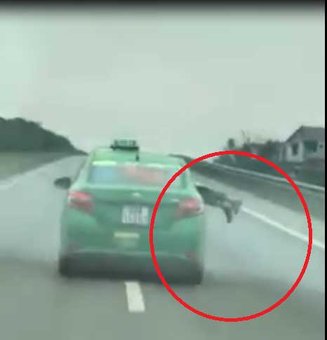 Tin mới vụ taxi hất công an lên nóc capo, lao đi 20km Tin mới vụ taxi hất công an lên nóc capo, lao đi 20km