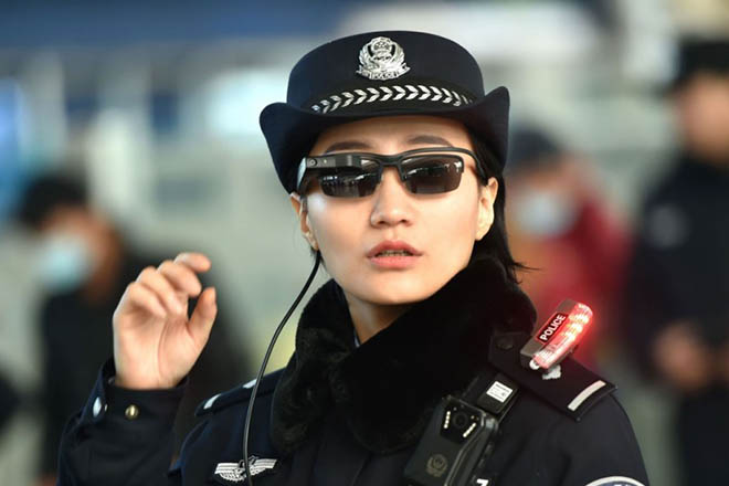 Cảnh sát Trung Quốc dùng kính thông minh nhận dạng khuôn mặt hành khách