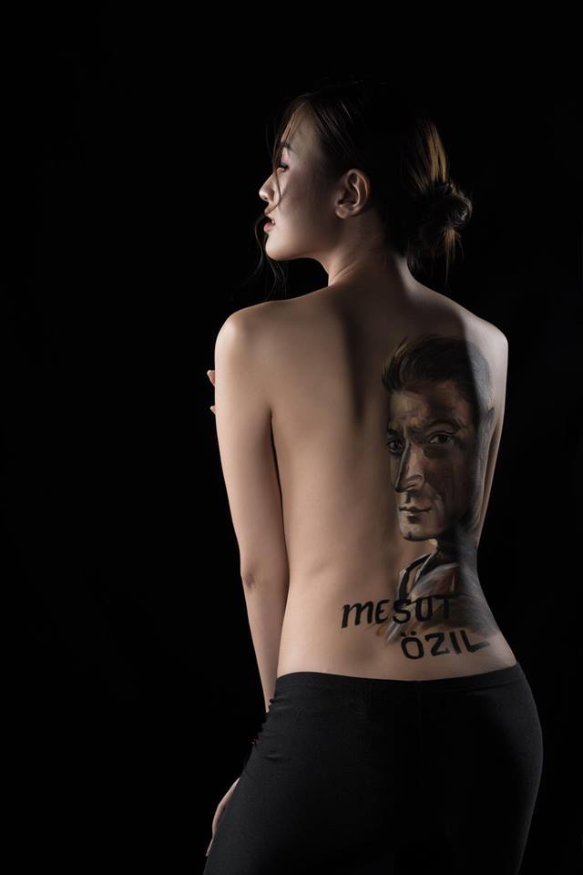 Người đẹp xứ Nghệ "cởi áo" chụp ảnh cổ vũ cho tiền vệ Mesut Ozil - 3