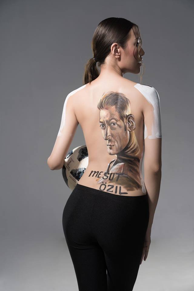 Người đẹp xứ Nghệ "cởi áo" chụp ảnh cổ vũ cho tiền vệ Mesut Ozil - 1
