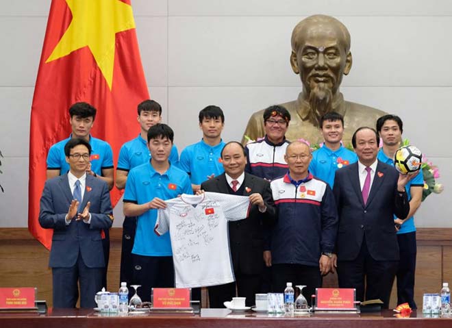 Người trả 6 tỷ, người muốn "đổi đất" lấy áo U23 tặng Thủ tướng Người trả 6 tỷ, người muốn "đổi đất" lấy áo U23 tặng Thủ tướng