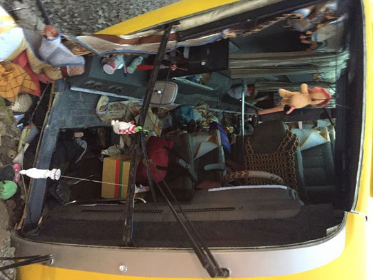 Nóng 24h qua: Về quê ăn tết, xe khách bị lật hơn 10 người thương vong - 1