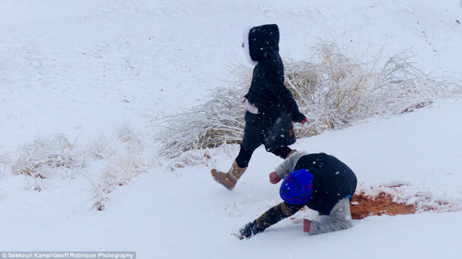 Du khách đổ xô tới sa mạc Sahara ngắm tuyết rơi - 7