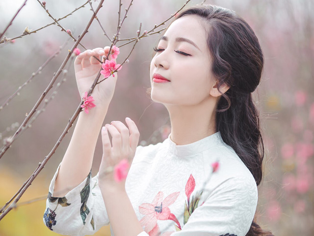 Cô giáo đẹp nhất Hà Nội quyến rũ đến say lòng bên vườn đào xuân Cô giáo đẹp nhất Hà Nội quyến rũ đến say lòng bên vườn đào xuân