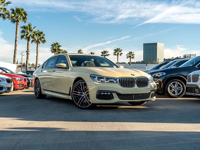 BMW 750i ấn tượng với màu sơn như xe Taxi BMW 750i ấn tượng với màu sơn như xe Taxi