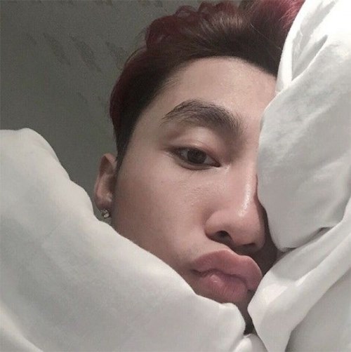 Bất ngờ với mặt đẹp như tranh của Sơn Tùng MTP khi trút bỏ son phấn - 2