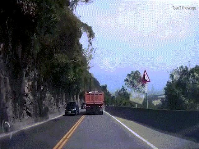 Đang đi giữa đường, tảng đá to đùng bất ngờ rơi trước mặt