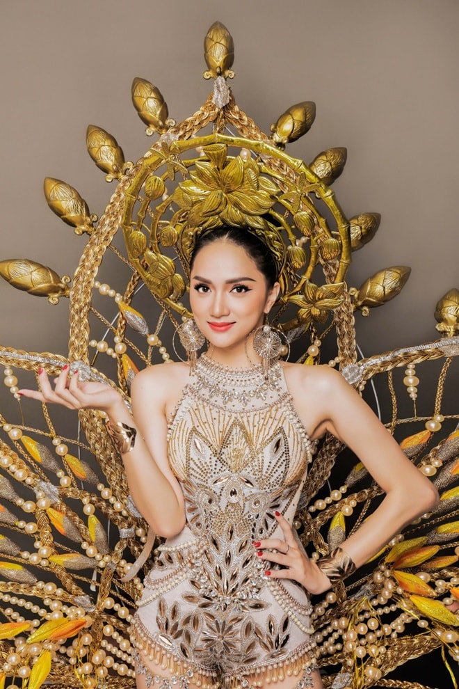 Trang phục truyền thống nặng 55 kg của Hương Giang tại Hoa hậu Chuyển giới Trang phục truyền thống nặng 55 kg của Hương Giang tại Hoa hậu Chuyển giới