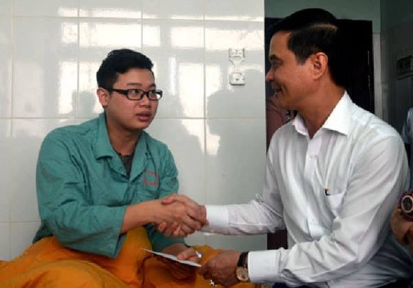 Nóng trong tuần: Đánh bác sĩ trọng thương vì chuyện quay phim vợ đẻ Nóng trong tuần: Đánh bác sĩ trọng thương vì chuyện quay phim vợ đẻ