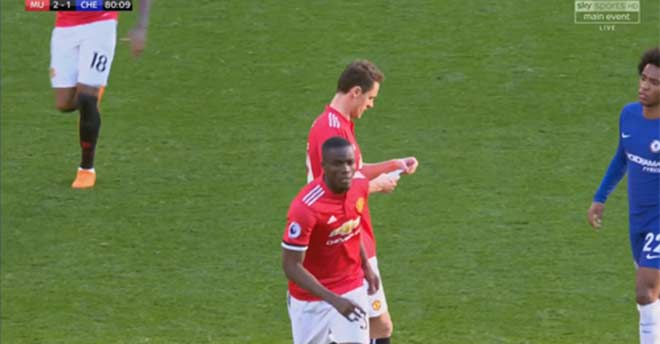 Thuyết âm mưu: Mourinho viết giấy chỉ đạo Matic tẩy thẻ, fan MU muốn Willian Thuyết âm mưu: Mourinho viết giấy chỉ đạo Matic tẩy thẻ, fan MU muốn Willian