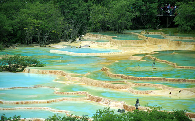 Độc đáo hồ nước nóng ruộng bậc thang đủ màu ở Trung Quốc - 4