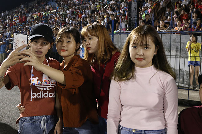 Vạn fan nữ bủa vây Công Phượng, Xuân Trường U23...ở Bình Phước - 9