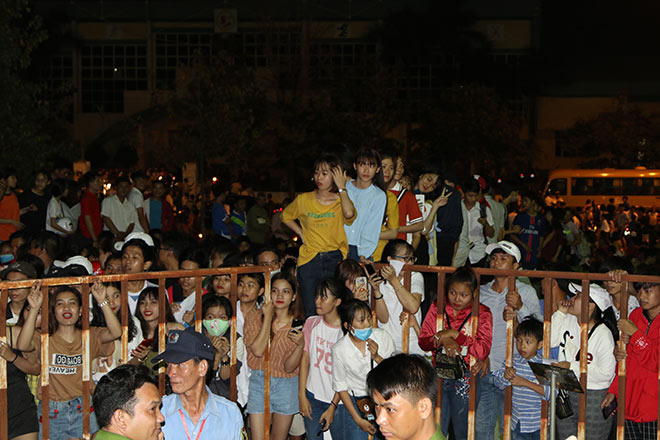 Vạn fan nữ bủa vây Công Phượng, Xuân Trường U23...ở Bình Phước - 11