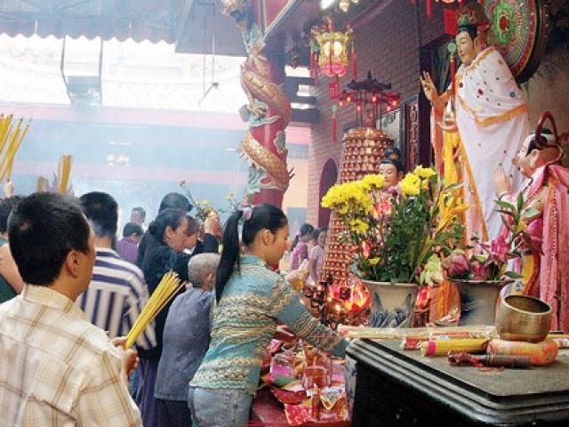 Thêm giám đốc điện lực đi lễ đền Trần giờ hành chính Thêm giám đốc điện lực đi lễ đền Trần giờ hành chính
