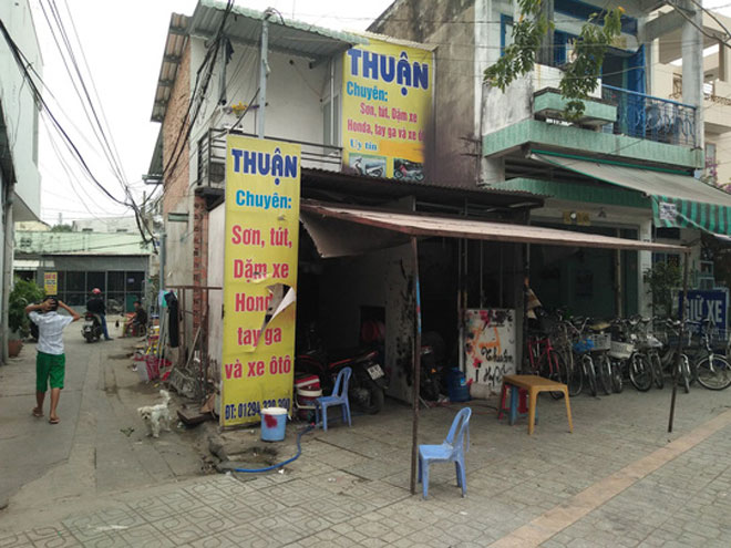 Sau tiếng hô hào "chém chết nó đi", 20 người xông vào tiệm sơn truy sát Sau tiếng hô hào "chém chết nó đi", 20 người xông vào tiệm sơn truy sát