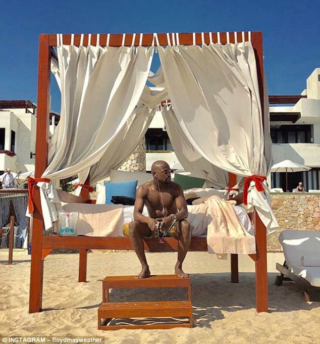 Tay chơi Mayweather: Sống như ông hoàng, “rải tiền” như rác Tay chơi Mayweather: Sống như ông hoàng, “rải tiền” như rác