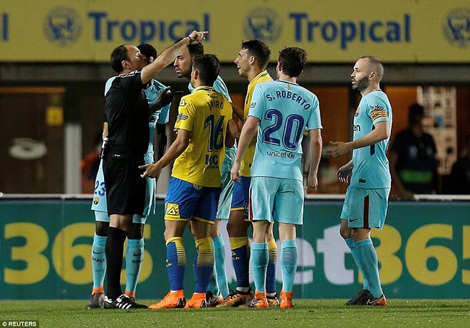 Nghi án trọng tài thân Real xử ép Barca: “Lờ” thẻ đỏ, 11m cay nghiệt Nghi án trọng tài thân Real xử ép Barca: “Lờ” thẻ đỏ, 11m cay nghiệt