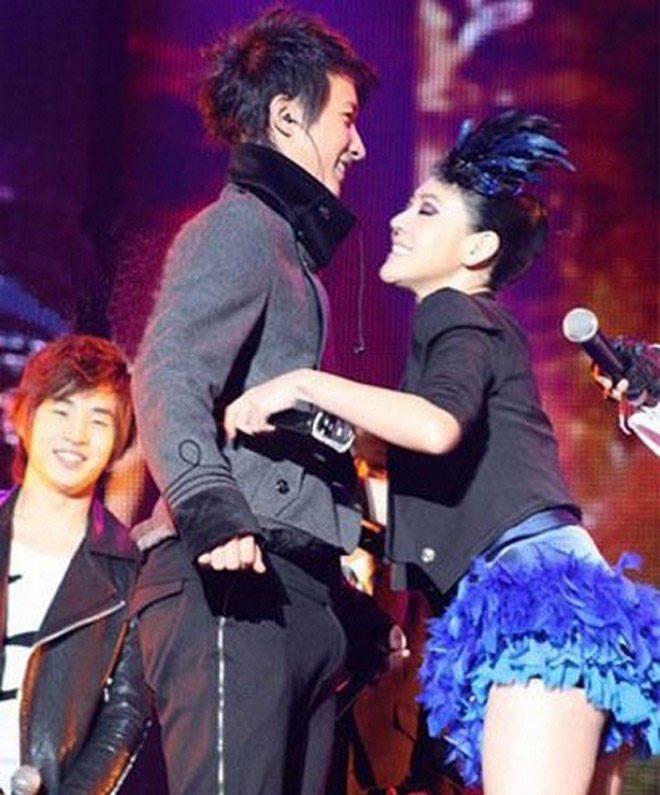 Dán mắt vào người đẹp ngực trần, "phi công trẻ" nhận cái kết đắng - 9