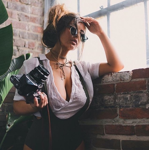 Nhiếp ảnh gia ngực hơn 1 mét hóa người mẫu bốc lửa gây thương nhớ - 3