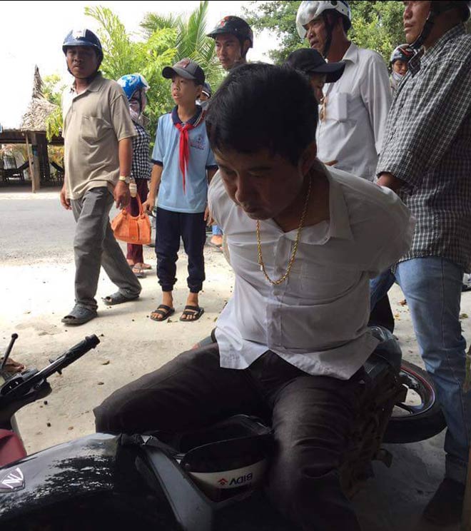 Đeo khẩu trang vào tiệm vàng cướp 14 chỉ nhưng chạy không thoát Đeo khẩu trang vào tiệm vàng cướp 14 chỉ nhưng chạy không thoát
