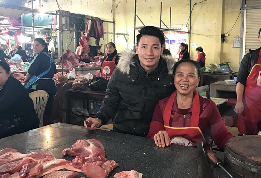 Trung vệ U23 Bùi Tiến Dũng gửi món quà bất ngờ tặng mẹ nhân ngày 8/3 Trung vệ U23 Bùi Tiến Dũng gửi món quà bất ngờ tặng mẹ nhân ngày 8/3