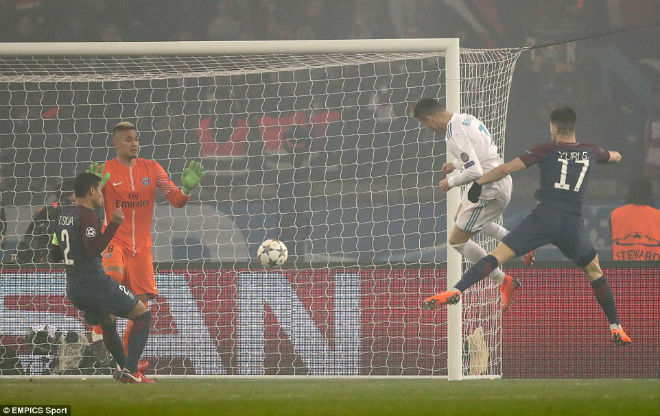 Real vào tứ kết C1: Vua Ronaldo "nổ súng", rực rỡ hơn pháo sáng Paris Real vào tứ kết C1: Vua Ronaldo "nổ súng", rực rỡ hơn pháo sáng Paris