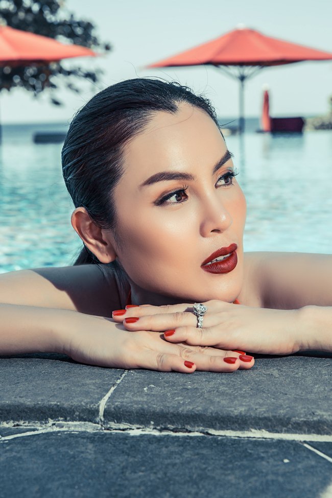 Hoa hậu &#34;rửa chân cho chồng&#34; mặc áo tắm tạo dáng trên du thuyền riêng - 8