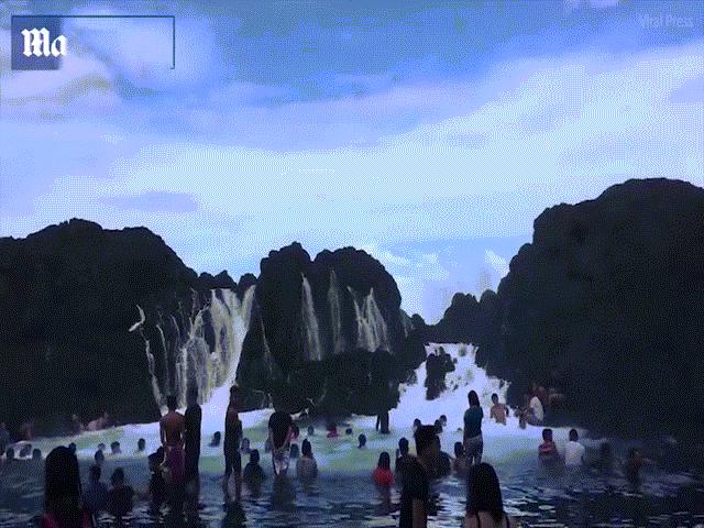 Sóng cao 6 mét đổ ụp xuống đầu người tắm biển