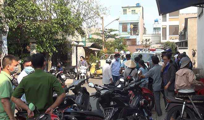 Nữ giáo viên 43 tuổi chết trong bụi rậm đường Mã Lò Nữ giáo viên 43 tuổi chết trong bụi rậm đường Mã Lò