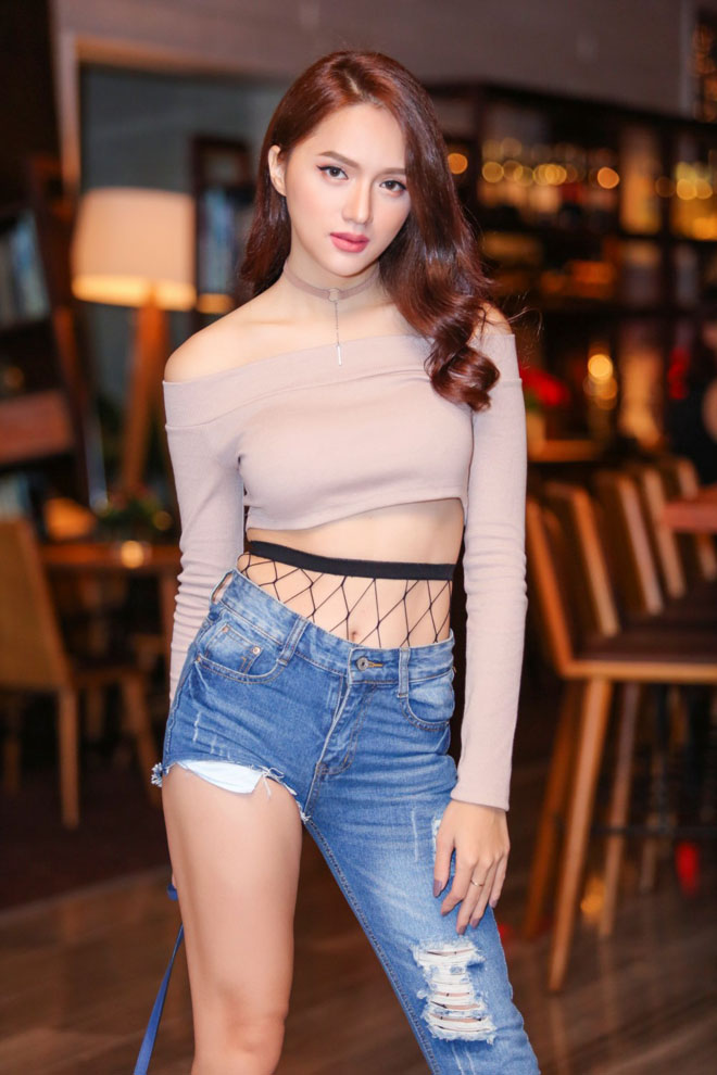 Thời trang một mất một còn của Hương Giang Idol - 2