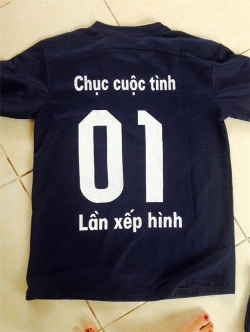 Nhiều bạn trẻ Việt khiến người xung quanh giật mình vì áo in chữ thô tục - 8