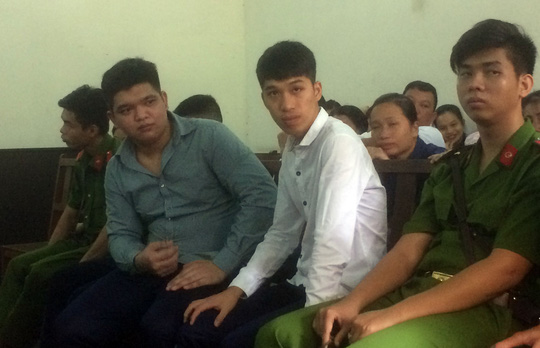 Nhậu với bạn cùng ấp, thiếu nữ bị hiếp dâm tập thể Nhậu với bạn cùng ấp, thiếu nữ bị hiếp dâm tập thể