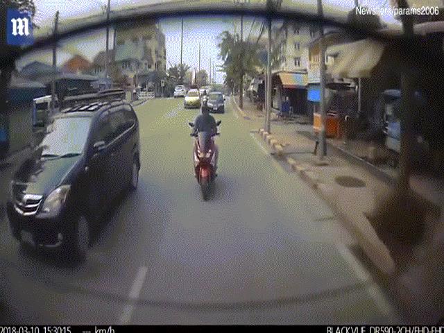 Video hiếm: Người đi xe máy mải điện thoại đập mặt vào ô tô