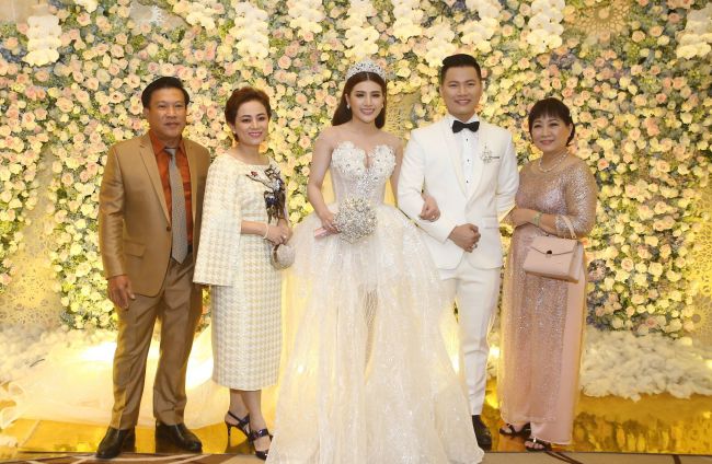 Dàn sao Việt hội ngộ trong lễ cưới của Tố Ny và bạn trai phi công hơn 7 tuổi Dàn sao Việt hội ngộ trong lễ cưới của Tố Ny và bạn trai phi công hơn 7 tuổi