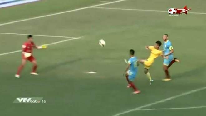 Phan Văn Đức ra mắt V-League: Hay như U23 Việt Nam, chỉ quá "đen" Phan Văn Đức ra mắt V-League: Hay như U23 Việt Nam, chỉ quá "đen"