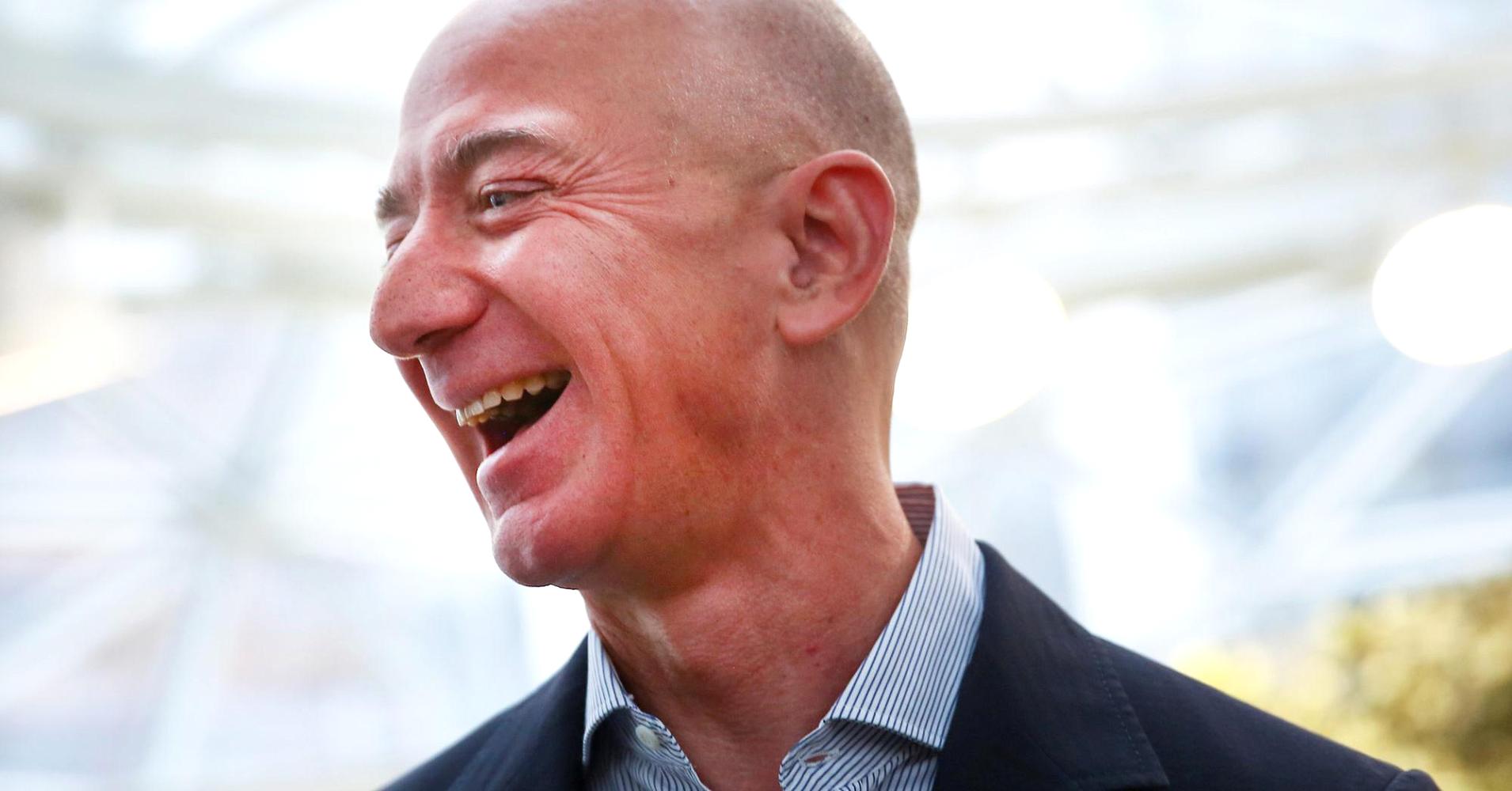 Độ giàu “khủng” của Jeff Bezos: Bằng khối tài sản của 2,3 triệu người dân Mỹ cộng lại - 1