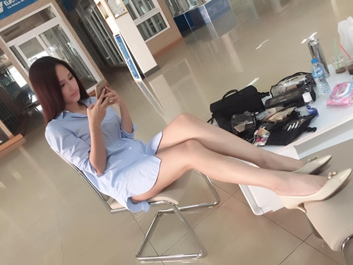 Angela Phương Trinh, Diệp Lâm Anh mặc giấu quần khoe cặp đùi “mật ong” - 6