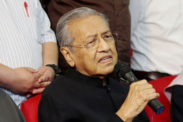 MH370: Cựu Thủ tướng Malaysia nghi có kẻ điều khiển máy bay từ xa - 1