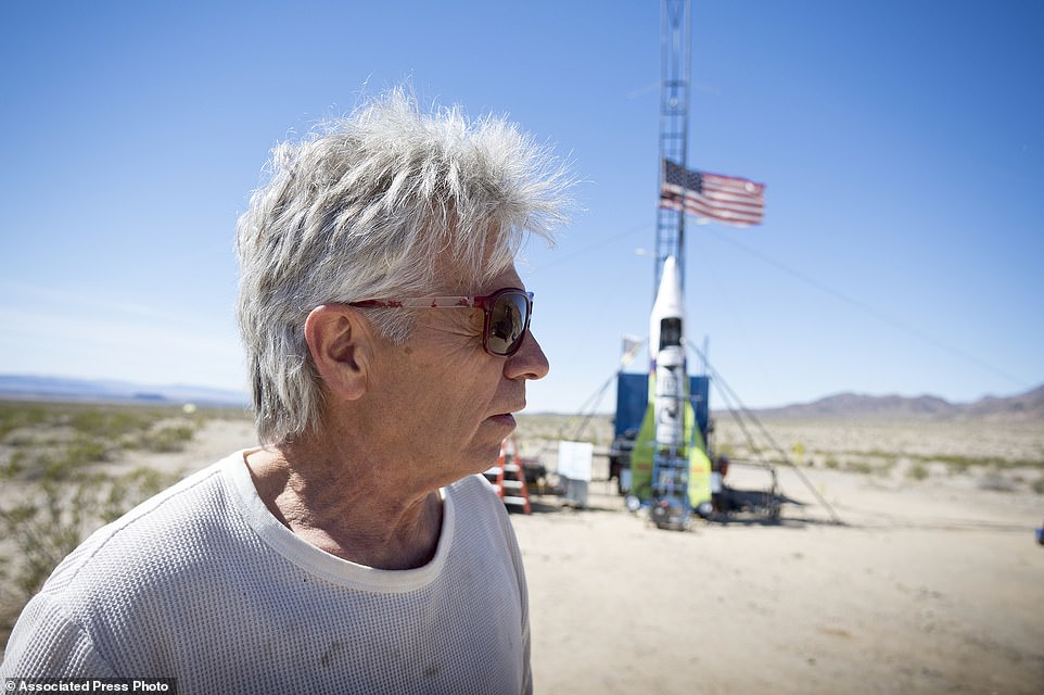 Mỹ: Nhà khoa học gắn người lên tên lửa, phóng lên trời - 1