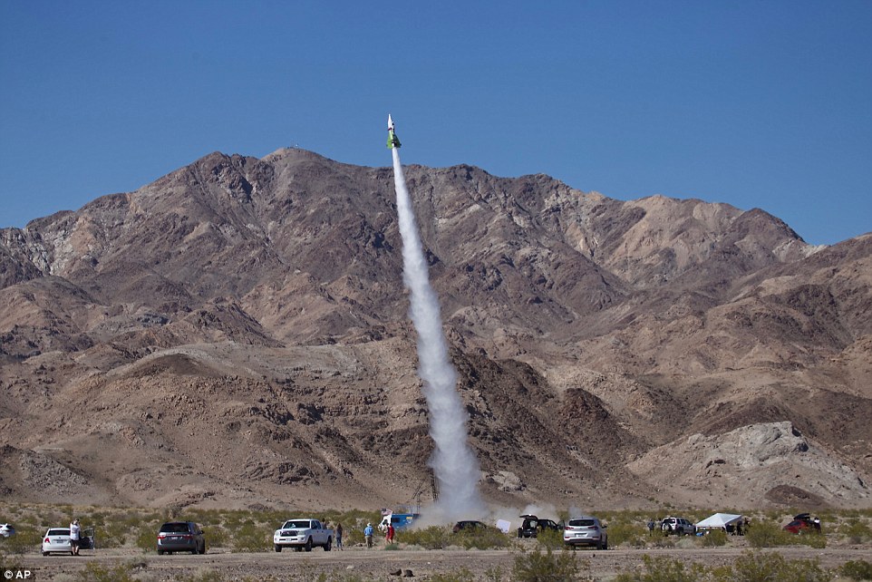 Mỹ: Nhà khoa học gắn người lên tên lửa, phóng lên trời - 2