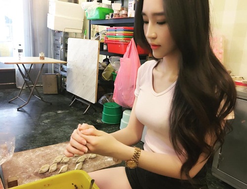 Cô gái bán bánh bao "gây sốt" vì quá gợi cảm - 6