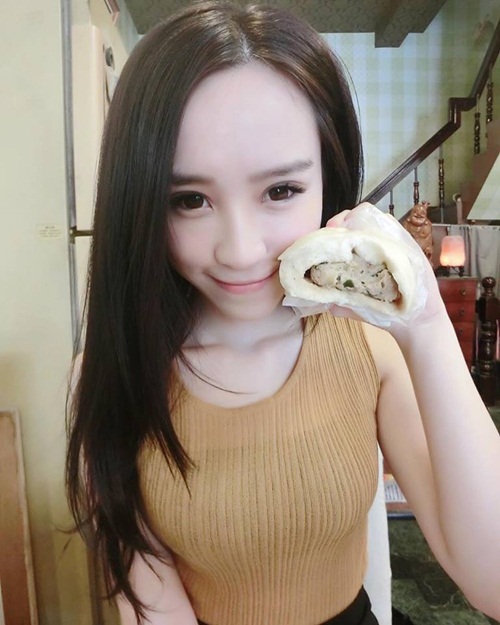 Cô gái bán bánh bao "gây sốt" vì quá gợi cảm - 4