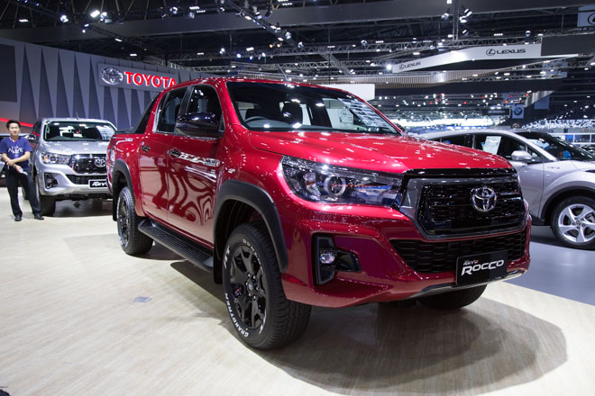 Toyota Hilux &#34;facelift&#34; Revo Rocco - Giá bán từ 380 triệu đồng - 3