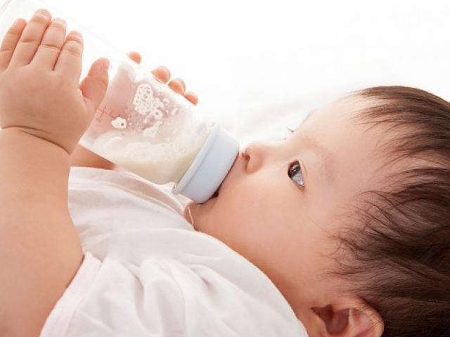 Cả nhà chồng ép tôi cai sữa để cho con uống sữa công thức